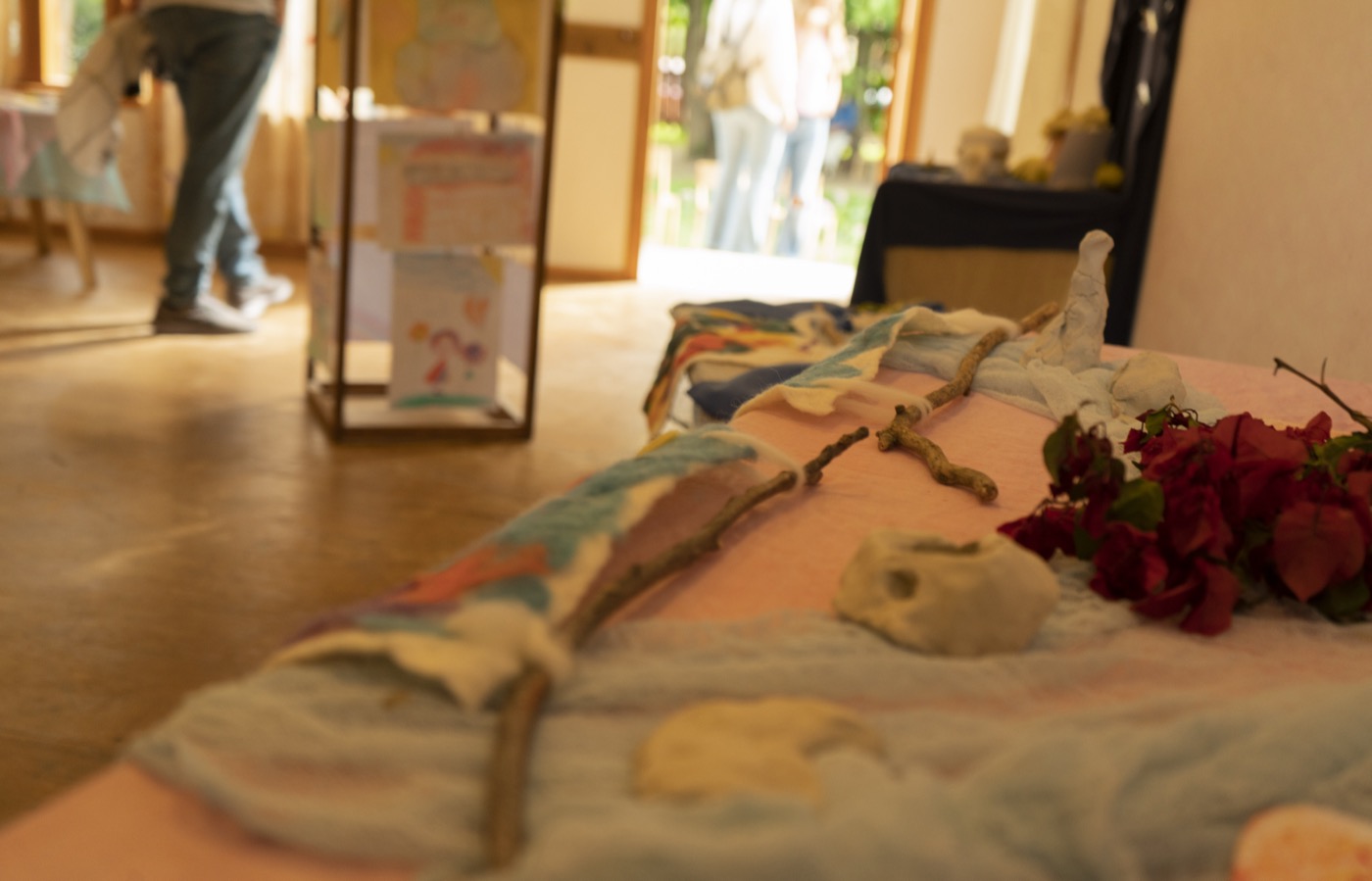 Mesa de exhibición con trabajos artesanales de los alumnos